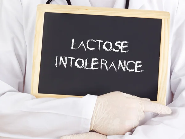 Arzt zeigt Informationen auf Tafel: Laktoseintoleranz — Stockfoto