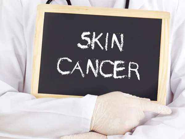 Doktor tahtaya bilgileri gösterir: Cilt kanseri