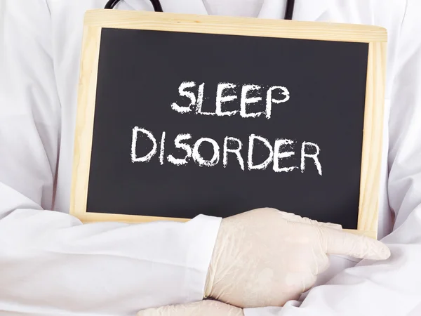 Médico mostra informações sobre quadro negro: distúrbio do sono — Fotografia de Stock