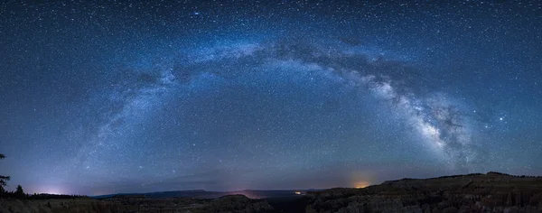 Voie lactée panoramique au-dessus du canyon de Bryce — Photo