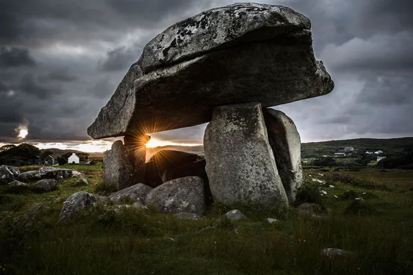 Kilclooney Mais dolmen e o último raio de sol — Fotografia de Stock