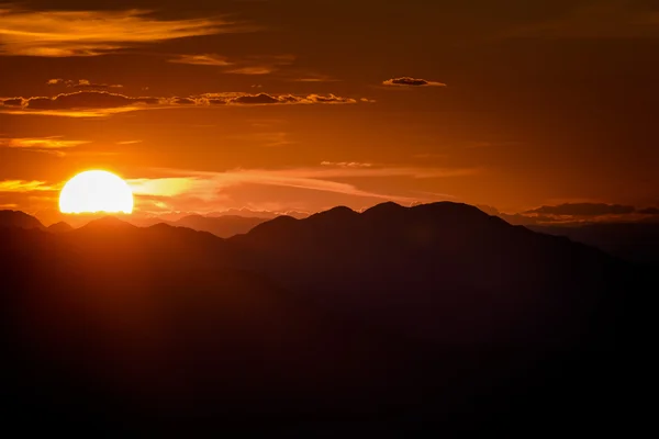 夕焼けの山々、最後の線 — ストック写真