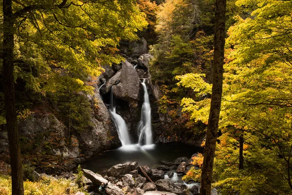 Sıcak bir sonbahar gününde Bash Bish Falls