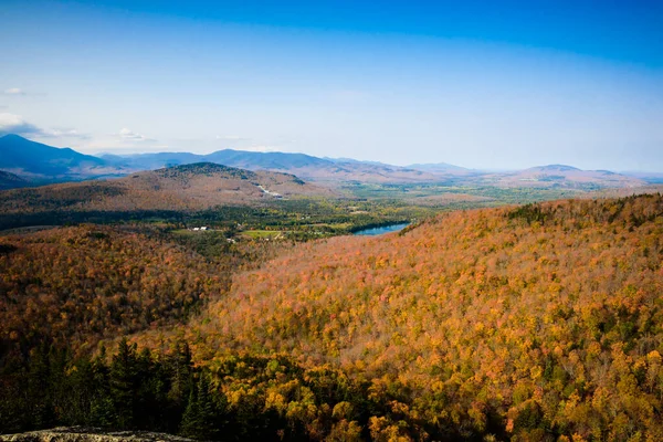 Las Pobliżu Jeziora Placid Adirondack Zrównoważonej Skały — Zdjęcie stockowe