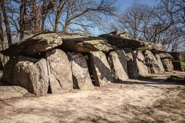 La Roche aux ücretlerinden Brittany 'deki en büyük dolmen.