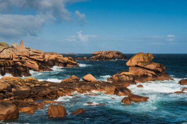 Britanya kıyıları boyunca uzanan pembe granit kaya.