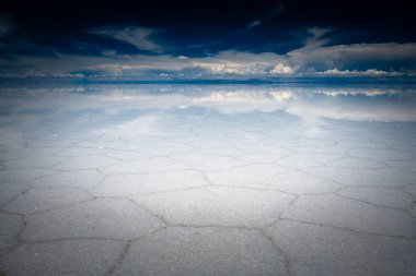 Bolivya 'daki Uyuni tuz düzlüğünde gökyüzü yansıması