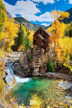Sonbahar yeşillikleri ve Colorado 'da Crystal yakınlarında terk edilmiş değirmen.