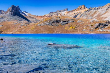 Colorado dağlarındaki buzdan gölün el değmemiş suları.