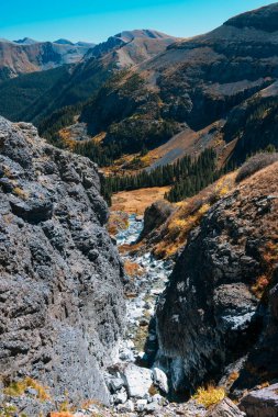 Dağlardan akan nehir