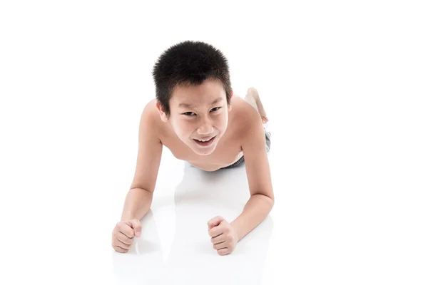 Asiatiska boy gör plankan övning — Stockfoto