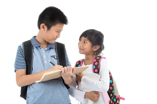 Jeunes étudiants asiatiques heureux — Photo