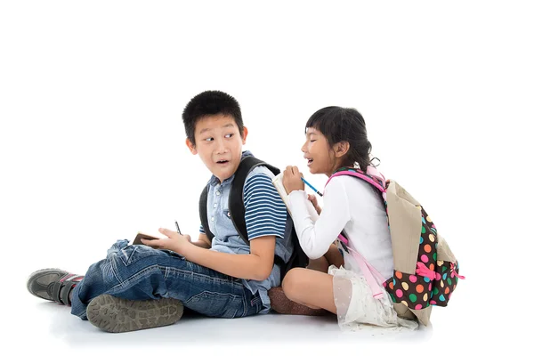 Junge glückliche asiatische Studenten — Stockfoto