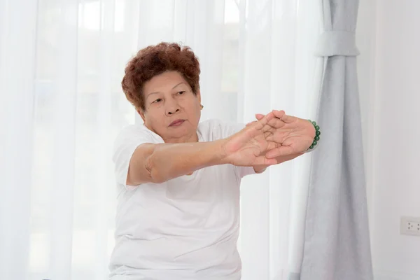 Старша жінка робить розтяжку вправи — стокове фото