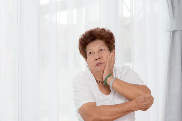 Старшая женщина делает упражнения на растяжку — стоковое фото