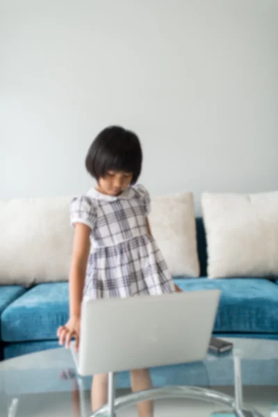 Asiatisk tjej med laptop — Stockfoto