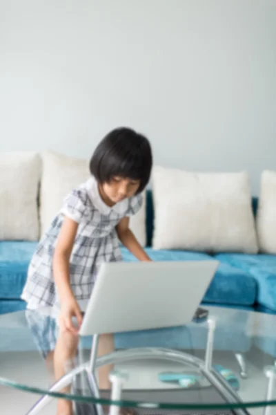 Menina asiática usando laptop — Fotografia de Stock