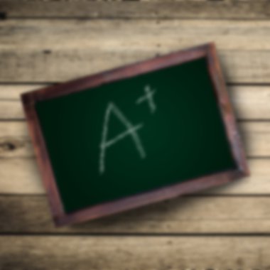 Bulanık arka plan yeşil tahta üzerinde bir artı.