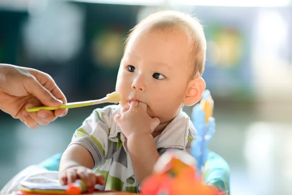 Mamma che alimenta il cibo per bambini con un cucchiaio — Foto Stock