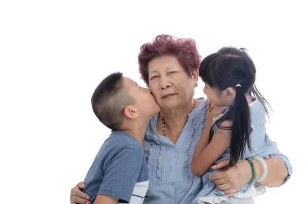 Beyaz arka plan üzerinde neşeli büyükanne ve çocuk portre. — Stok fotoğraf