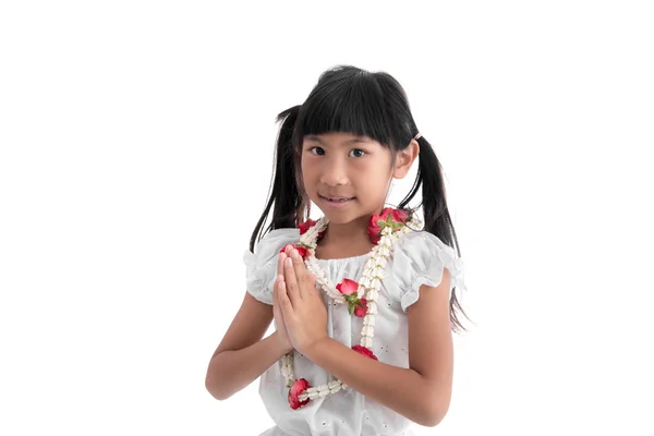 Niña en traje tailandés poner las palmas de las manos juntas — Foto de Stock