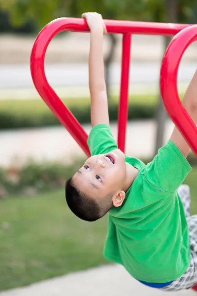 アジアの少年のスポーツ機器を屋外で楽しむ. — ストック写真