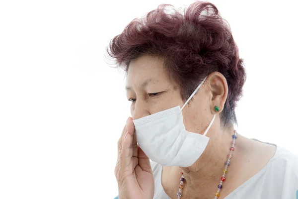 Старшие азиатки в защитной медицинской маске на белом . — стоковое фото