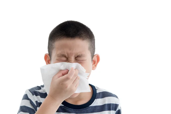 Grippe rhume ou symptômes d'allergie.Malade jeune garçon asiatique avec fièvre éternuement — Photo