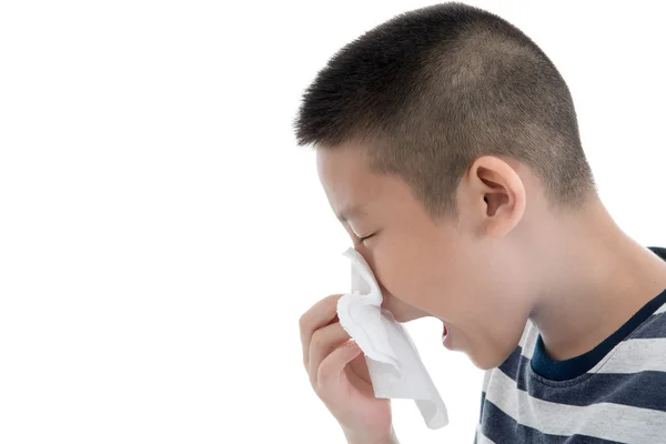 Grippe rhume ou symptômes d'allergie.Malade jeune garçon asiatique avec fièvre éternuement — Photo