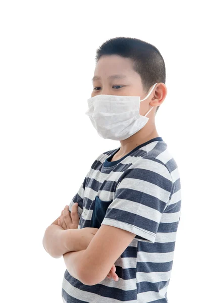 Jovem ásia menino vestindo máscara sobre branco fundo — Fotografia de Stock
