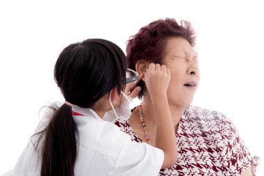 Asya genç doktor ve hasta üzerinde beyaz izole.