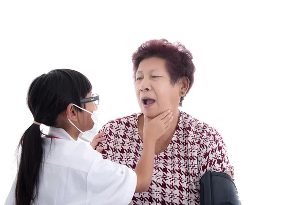 Aziatische jonge arts en patiënt geïsoleerd op wit. — Stockfoto