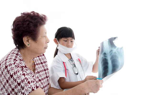 Junge asiatische Mädchen Arzt mit senior Patient auf weiß. — Stockfoto