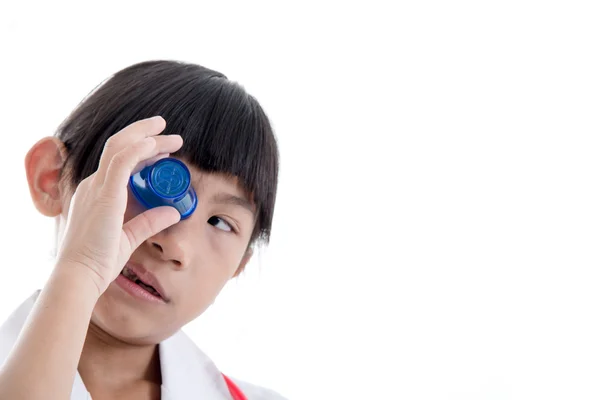 Erste Hilfe Augen spülen mit Medikamenten waschen weißen Hintergrund — Stockfoto