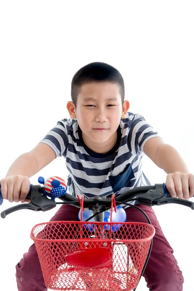 Asiatische Schüler mit Rucksack Reiten ein Fahrrad isoliert auf weißen ba — Stockfoto