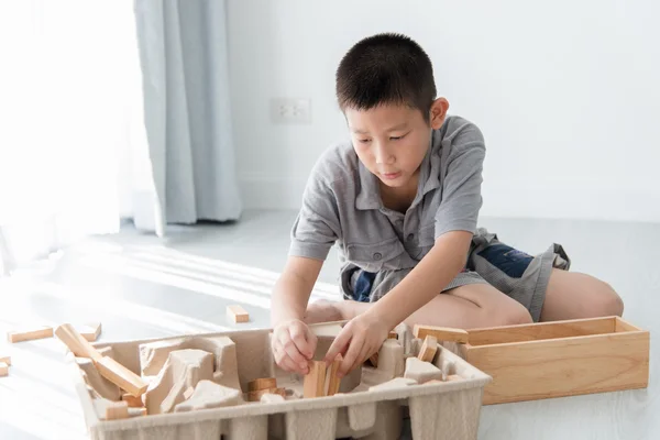 Азиатский мальчик играет — стоковое фото