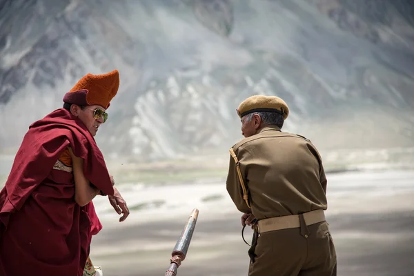 ZANSKAR, INDE - 15 JUILLET 2015 : Un lama sans titre attend les mystères — Photo