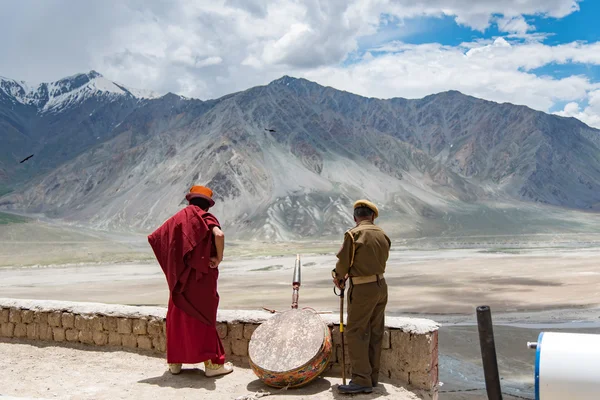 ZANSKAR, INDIA - 15 de julio de 2015: Lama sin título a la espera de mysti —  Fotos de Stock