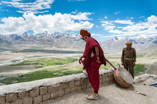 ZANSKAR, INDIA - 15 de julio de 2015: Lama sin título a la espera de mysti —  Fotos de Stock