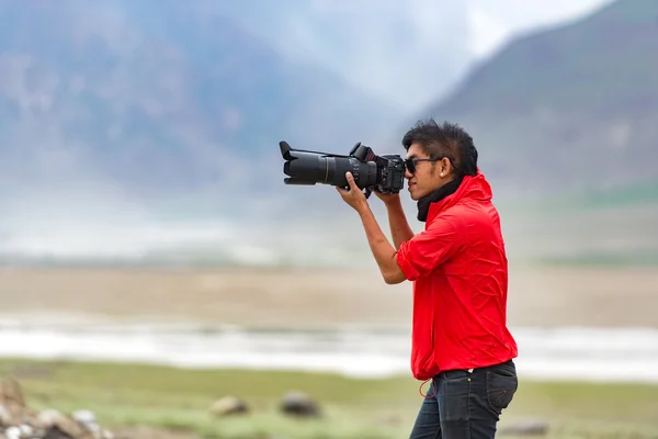 Zanskar, India - 2015. július 15.: Untitled fotós, figyelembe véve a pH-érték — Stock Fotó