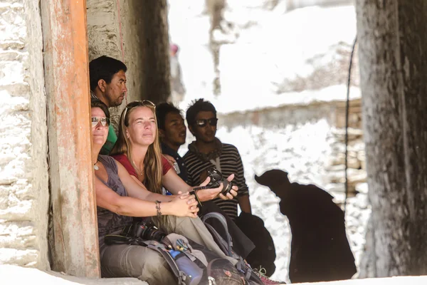 ZANSKAR, INDIA - 15 de julio de 2015: Audiencias sin título esperando — Foto de Stock