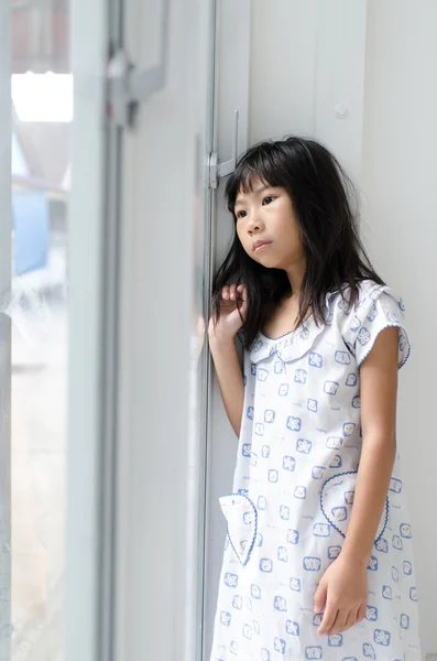 悲伤的亚洲女孩在窗口 — 图库照片