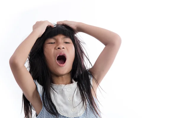 तणाव एशियन गर्ल स्क्रॅचिंग तिचे केस सह लॉज समस्या पर पांढरा — स्टॉक फोटो, इमेज