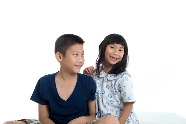 Счастливые азиатские дети на белом фоне . — стоковое фото