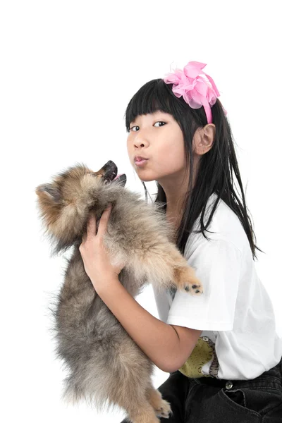 Милый азиатский ребенок со своей счастливой собачкой — стоковое фото