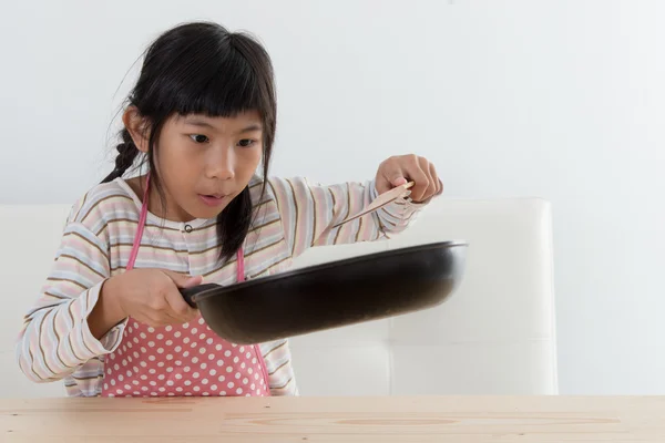 Asijské dívky vaření doma, jídlo koncept. — Stock fotografie