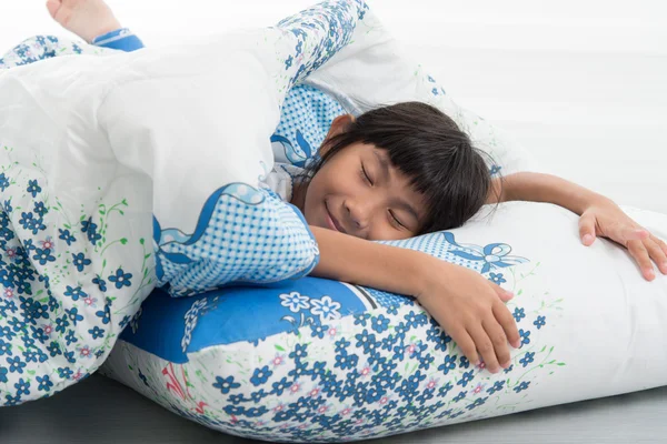 Gadis Asia berbaring di bawah selimut di tempat tidur dan tersenyum — Stok Foto