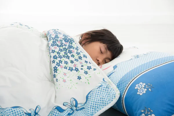 Asiatique fille dormir sur lit couvert de couverture — Photo