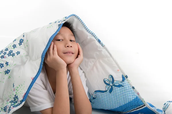 Asyalı çocuk yatakta yatarken — Stok fotoğraf