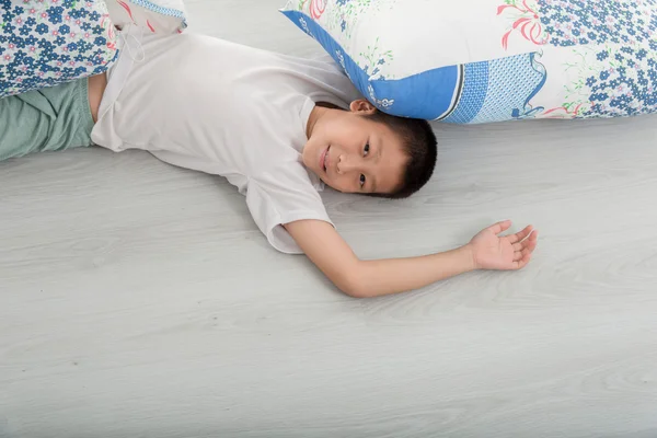 Asian boy lying on bed — Stock Photo, Image